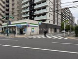 レジディア品川シーサイド 前面道路から見た建物外観と周辺の商業施設の様子