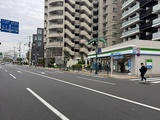 レジディア品川シーサイド 建物前の幹線道路から見た、複合施設と共存する落ち着いた街並み