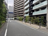 レジディア品川シーサイド アプローチ道路から見た建物外観と植栽豊かなエントランス付近の