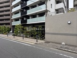 レジディア品川シーサイド 前面道路から見た建物1階部分と植栽が配された エントランスア