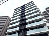レジディア品川シーサイド 下から見上げた建物の外観、バルコニーが規則的に並ぶモダンな住