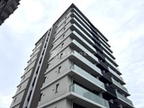 レジディア品川シーサイド 低層の視点から見上げた建物の外観とバルコニー