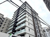 レジディア品川シーサイド モダンな外観のマンション建物を下から見上げた様子