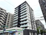 レジディア品川シーサイド 街路沿いに建つ、モダンなデザインのマンション外観