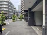 レジディア品川シーサイド 緑を配置した開放的な駐車場エントランスの様子