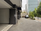 レジディア品川シーサイド モダンなエントランスから駐車場へ続く開放的な共用通路
