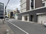 レジディア品川シーサイド 前面道路から見た建物外観とモダンなエントランス