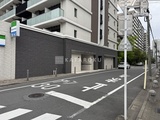 レジディア品川シーサイド 道路から見たモダンな外観と駐車場入口の様子