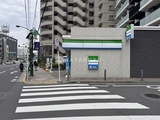 レジディア品川シーサイド 物件前の交差点に位置する便利店舗と周辺街並みの様子