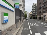 レジディア品川シーサイド ファミリーマート前の街路から見た建物周辺と前面道路