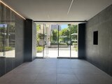 グランパセオ清澄白河 モダンな石壁に囲まれた開放的なエントランスホール