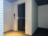 グランパセオ清澄白河 モダンなタイル張りの共用廊下とエレベーター