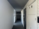 グランパセオ清澄白河 白と黒の洗練された共用廊下、奥へ続く開放的な空間