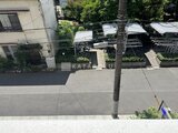 グランパセオ清澄白河 上層階から見下ろした前面道路と緑の植栽がある街並みの様子