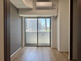 グランパセオ清澄白河 明るい採光が入る洋室とバルコニーへのアクセス