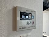 グランパセオ清澄白河 給湯器のリモコンパネルが壁に取り付けられた様子