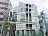 フルハウス代々木 大きなガラス窓が特徴的なモダンな建物外観