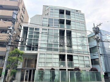フルハウス代々木 大きなガラス窓が特徴的なモダンな建物外観