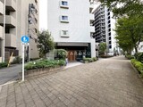 HF西新宿レジデンスウエスト エントランス歩道から。