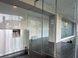 イプセ学芸大学 モダンなガラス張りのエントランスと自動ドア