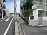イプセ学芸大学 前面道路から見た建物正面と緑に囲まれたエントランス周り