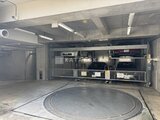 イプセ学芸大学 機械式駐車場に2台の車が収納された駐車スペースの様子