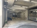 イプセ学芸大学 下から見上げた落ち着いた印象の建物外観