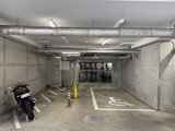 イプセ学芸大学 空を背景に映る、モダンな外観のマンション建物