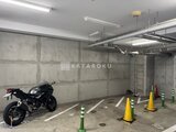 イプセ学芸大学 前面道路から見た建物と周辺街並みの様子