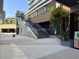 グランドシティタワー月島 開放的なエントランスプラザから見た建物正面