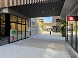 グランドシティタワー月島 開放的なアーチ型の駅前通路に面した建物エントランス