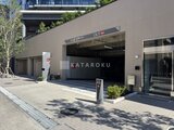 グランドシティタワー月島 機械式駐車場の出入り口と建物エントランスが見える共用部の様子