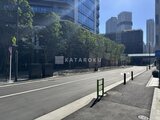 グランドシティタワー月島 緑豊かな街路樹に囲まれた開放的な共用広場の様子