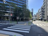 グランドシティタワー月島 緑豊かな街路樹と近代的なビルに囲まれた開放的な広場の様子