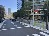 グランドシティタワー月島 建物前面の街路樹が立ち並ぶ開放的な道路沿い
