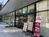グランドシティタワー月島 大通りに面した商業施設の店舗外観と入口の様子