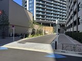 グランドシティタワー月島 建物周辺の開放的なアプローチとモダンな共用部の様子