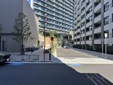 グランドシティタワー月島 開放的な共用エントランスから奥の建物へ続く動線