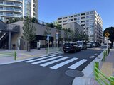 グランドシティタワー月島 横断歩道と駐車場を備えた開放的なエントランス周辺の様子