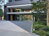 グランドシティタワー月島 開放的なエントランスと緑に囲まれた共用部の様子