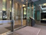 グランドシティタワー月島 モダンな建物のエントランスホール