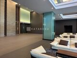 グランドシティタワー月島 開放的なラウンジスペースと落ち着いた色調でまとめた共用フロア