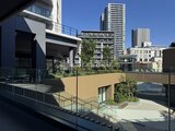 グランドシティタワー月島 モダンな建物に囲まれた開放的な共用庭園の様子