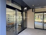 グランドシティタワー月島 共用部のフィットネス施設入口から見たエントランスホール