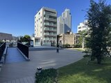 グランドシティタワー月島 広場から見た建物外観と緑あふれる共用庭園の様子