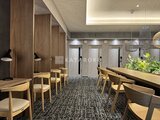 グランドシティタワー月島 モダンな照明と木製家具で落ち着いた印象のラウンジスペース