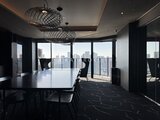 グランドシティタワー月島 都市景観を望む大きな窓のあるモダンな共用ラウンジ