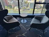 グランドシティタワー月島 河の眺めを楽しめるモダンなラウンジスペース