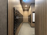 グランドシティタワー月島 モダンな木調パネル貼りの落ち着いた印象のメールボックスルーム