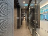 グランドシティタワー月島 モダンな壁面デザインの廊下から共用部への通路